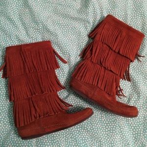 Minnetonka Moccasins fringe boots