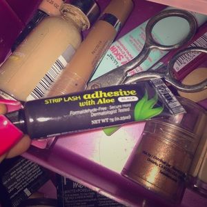 Eye lash glue with aloe