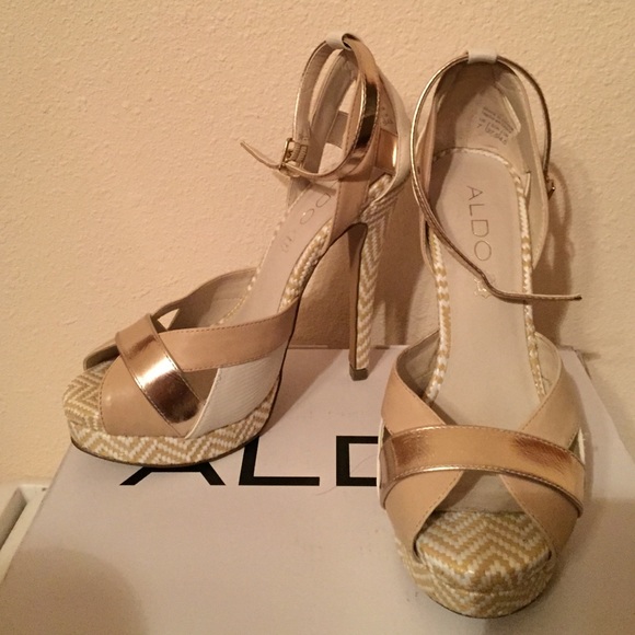 Size 7 GORGEOUS  Aldo shoes! Gold/tan/ white.