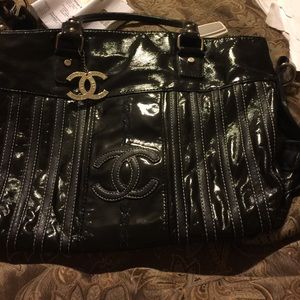 Un authentic Chanel purse