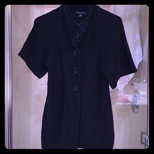 Short sleeved knitted sweater