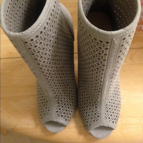 Chinese Laundry Jupiter booties in Grey - Picture 2 of 2