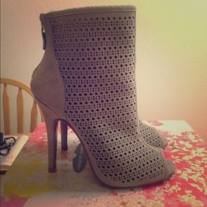 Chinese Laundry Jupiter booties in Grey