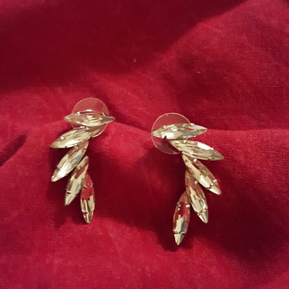 **SOLD **Brand NEW Modern Earings