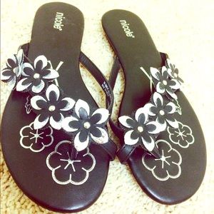 Black and silver flip flop thongs