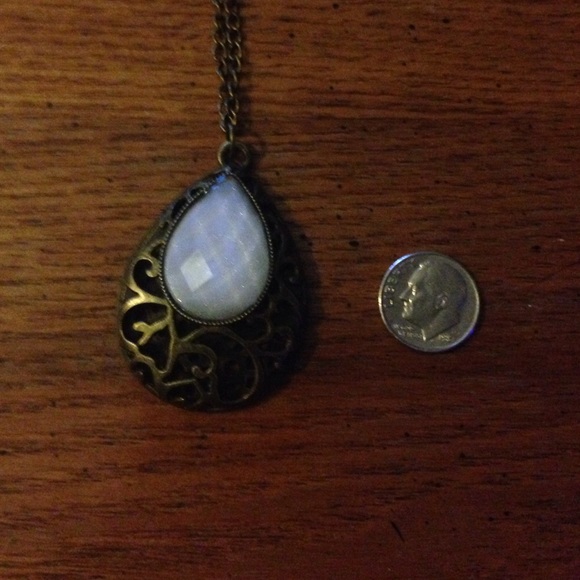 Long antique necklace w/ white sparkly gem - Picture 4 of 4