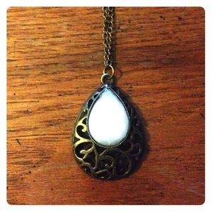 Long antique necklace w/ white sparkly gem