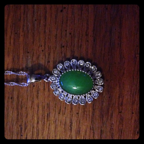 Green oval pendent and necklace - Picture 1 of 3