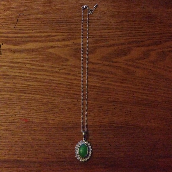 Green oval pendent and necklace - Picture 2 of 3
