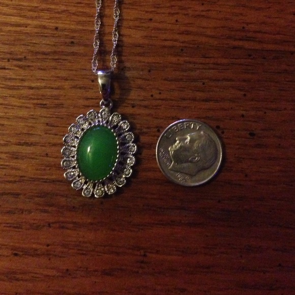 Green oval pendent and necklace - Picture 3 of 3