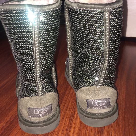 Ugg Australia - 6 - Green Sparkle Classics - Picture 1 of 3