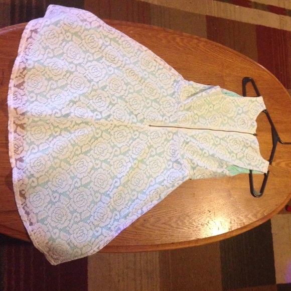 Mint green lace dress w/ necklace - Picture 4 of 4