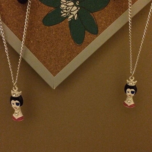 🛍unique queen necklace.🛍