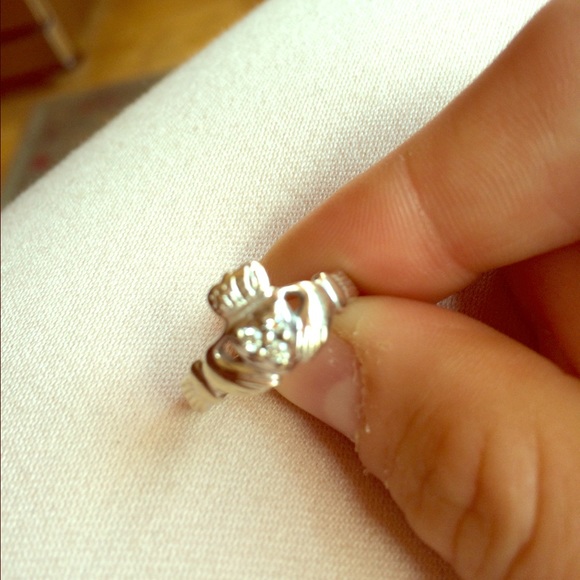 14K White Gold Claddagh Ring W/ Diamond