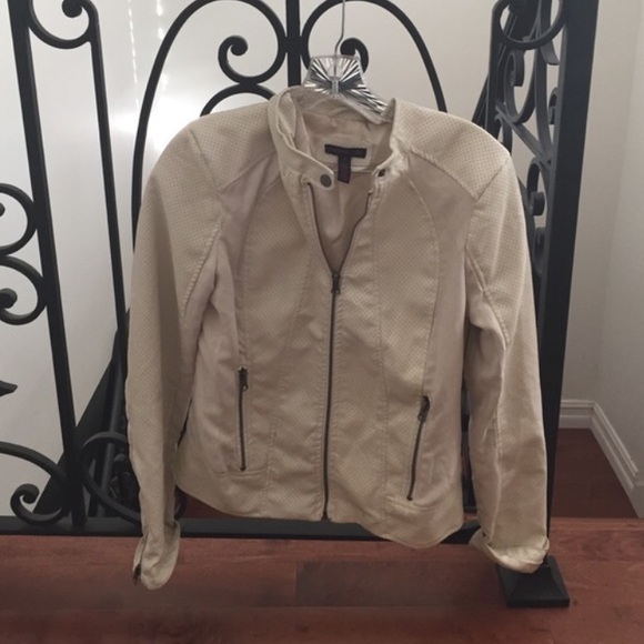 White Leather jacket🌾 Brand: Material girl