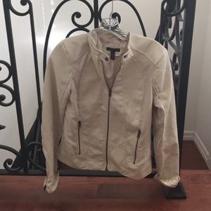 White Leather jacket🌾 Brand: Material girl