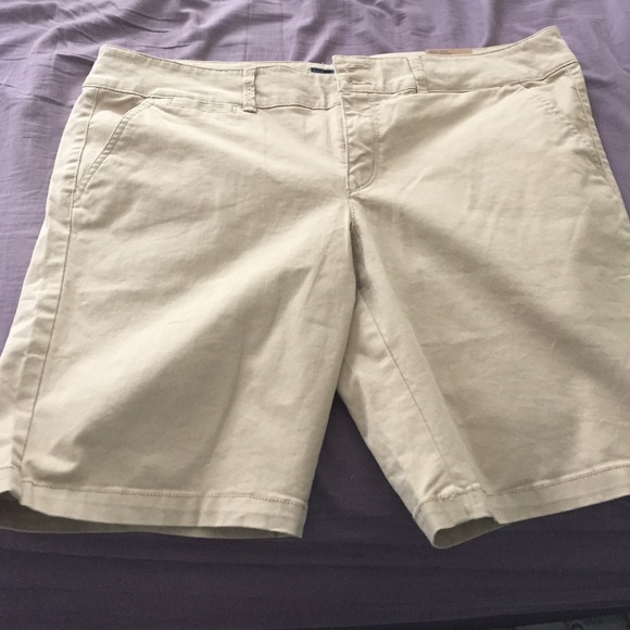 American eagle women's Bermuda shorts