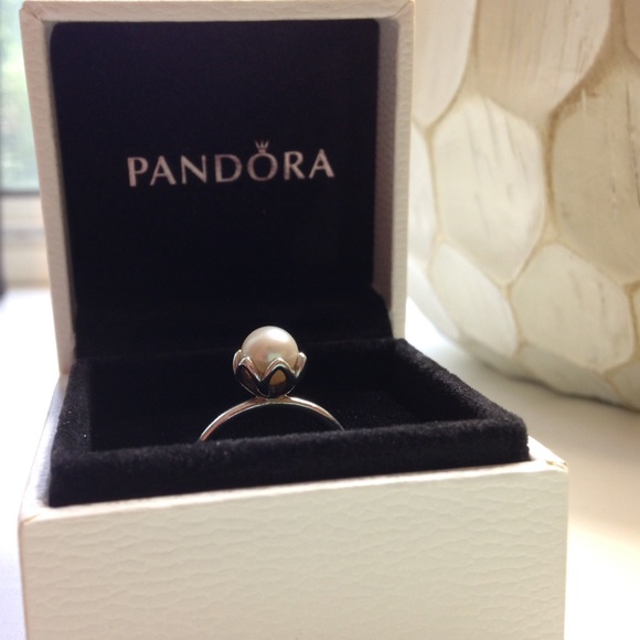 Pandora silver ring with pearl. Size 6