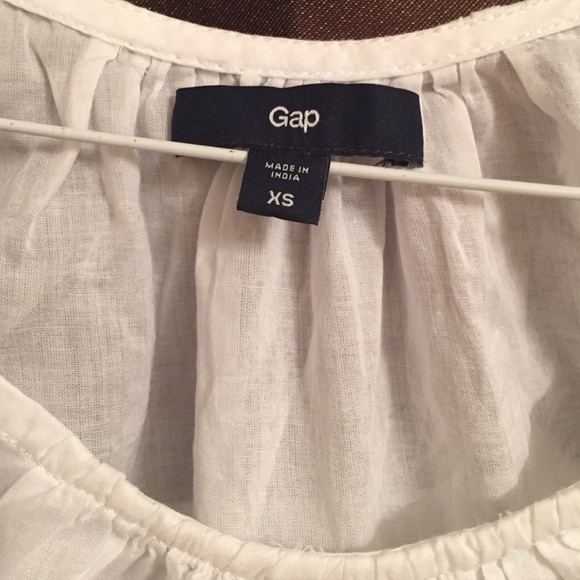 EUC GAP Flutter Sleeve Boho Top with Cutout Detail - Picture 2 of 4