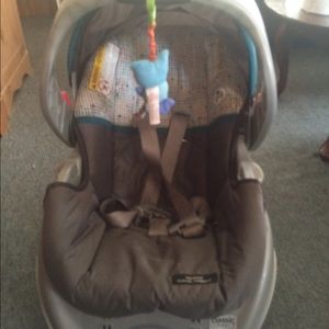 Grey Graco car seat
