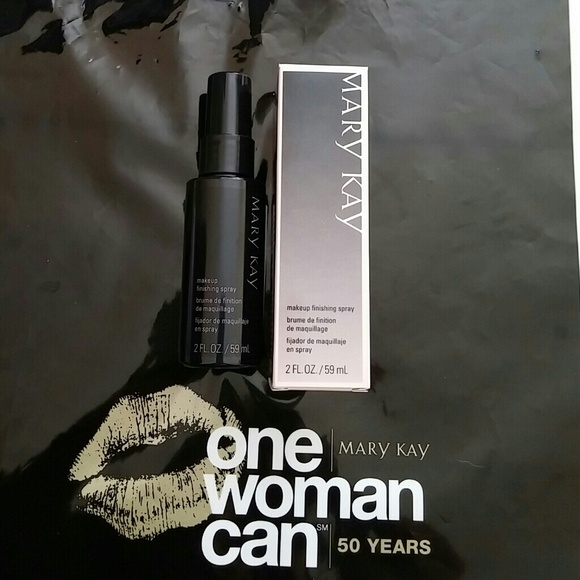 MK makeup finishing spray by Skindinavia