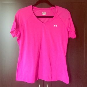 ⬇️PRICE DROPPED⬇️Under Armour VNeck Top