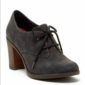 Black lace in the front heels