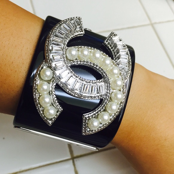 Brand new cuff bracelet C fashion black / Silver