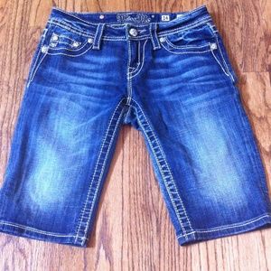 Miss-me jeans with a T-embroidery.