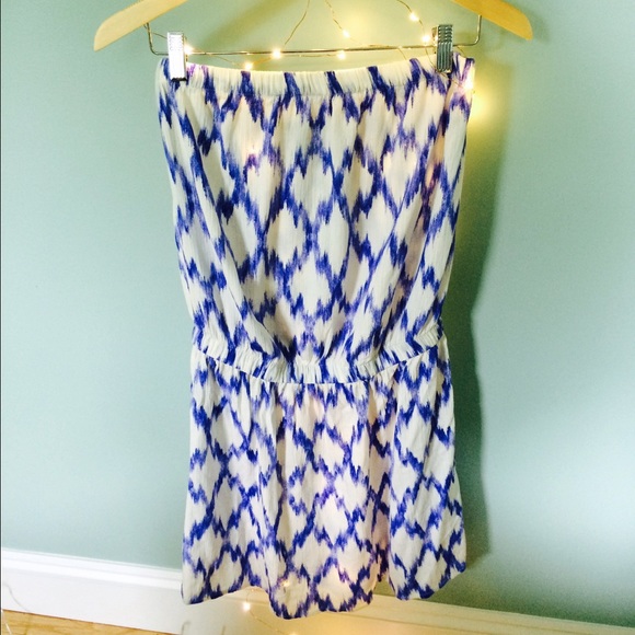 Sea breeze strapless dress.