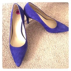 Blue suede Nine West pumps