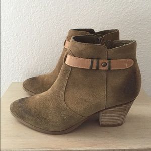 Seychelles tan heeled bootie