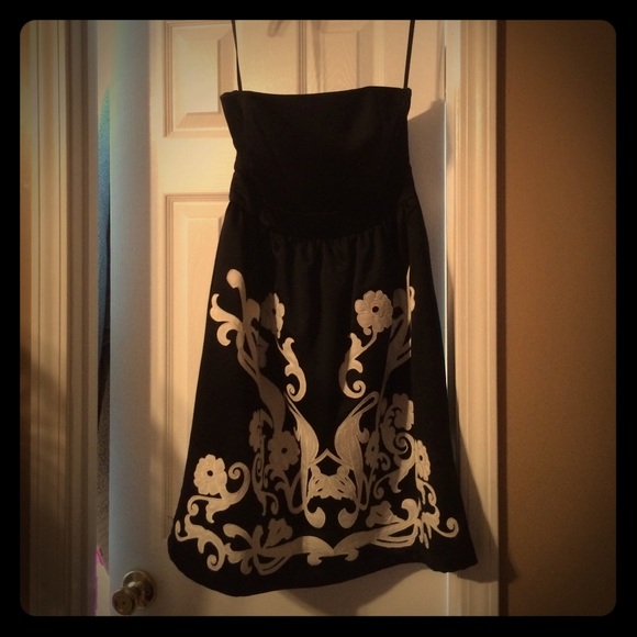 *SOLD in bundle*Size 2, blk dress w/ white design