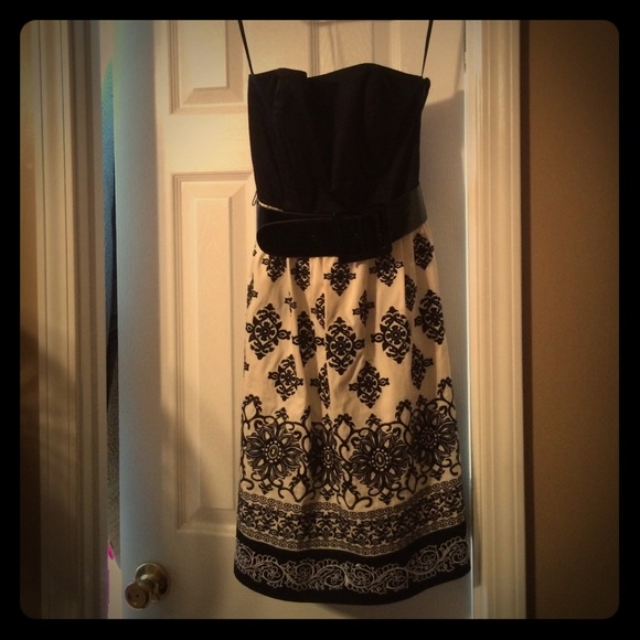 White House Black Market Dresses & Skirts - Size 2, black & white dress with belt