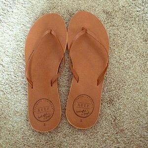 Brown leather reef flip flops