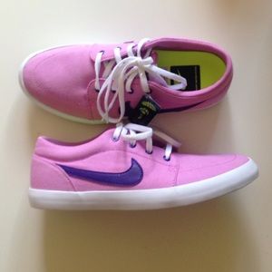 Nike sneakers shoes pink NWT