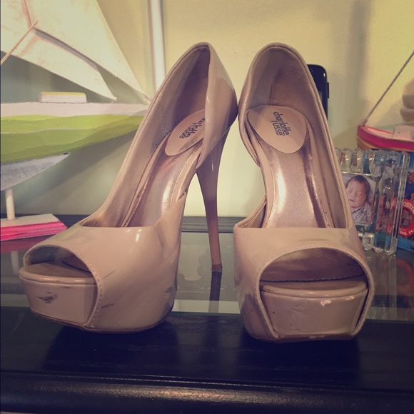 Peep toe Pump