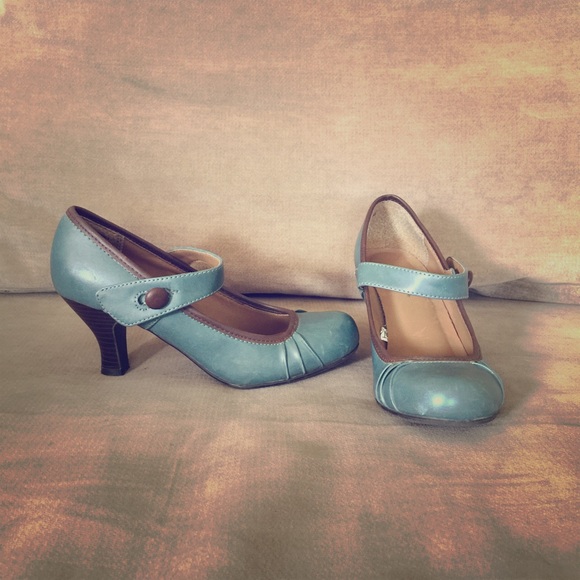 Low heel shoes