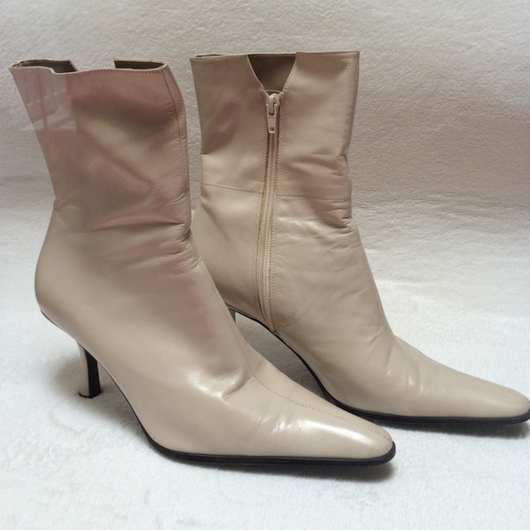 Nine West ivory "kidskinboots