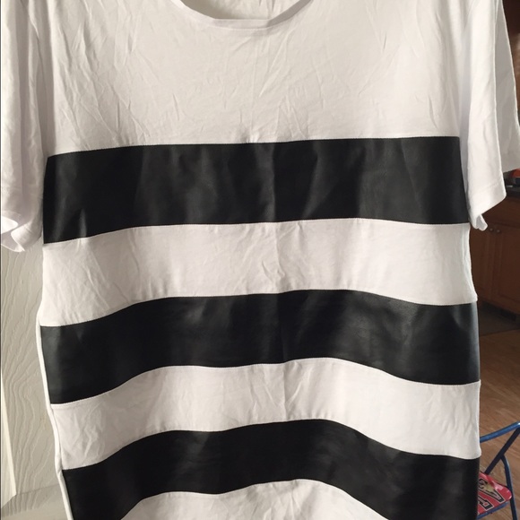 Tight fitting men's tee shirt