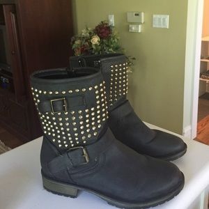 Steve Madden- Black Studded boots