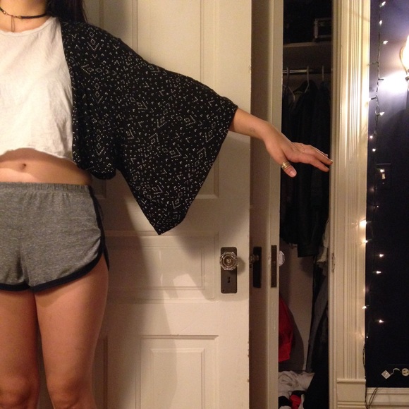 B&W Lace Back Short Kimono - Picture 2 of 4