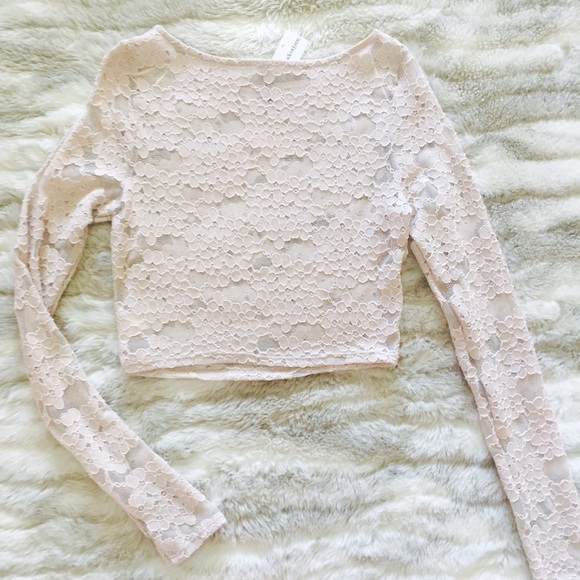 Sexy lace crop! - Picture 3 of 4