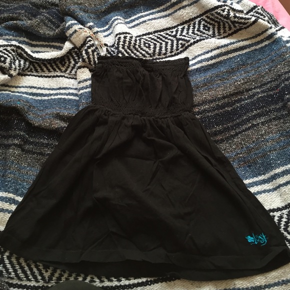 black flow halter top