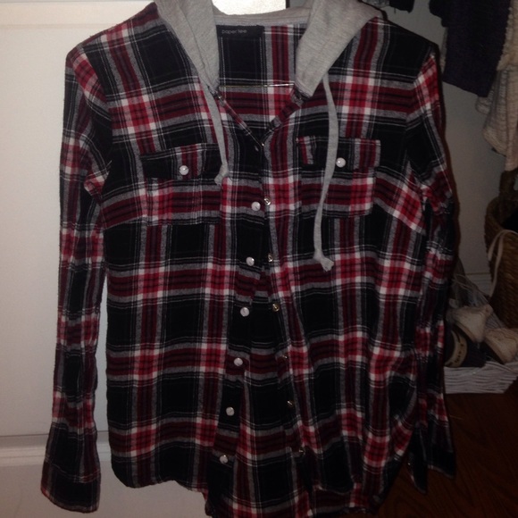 Hardly worn flannel (long sleeve)