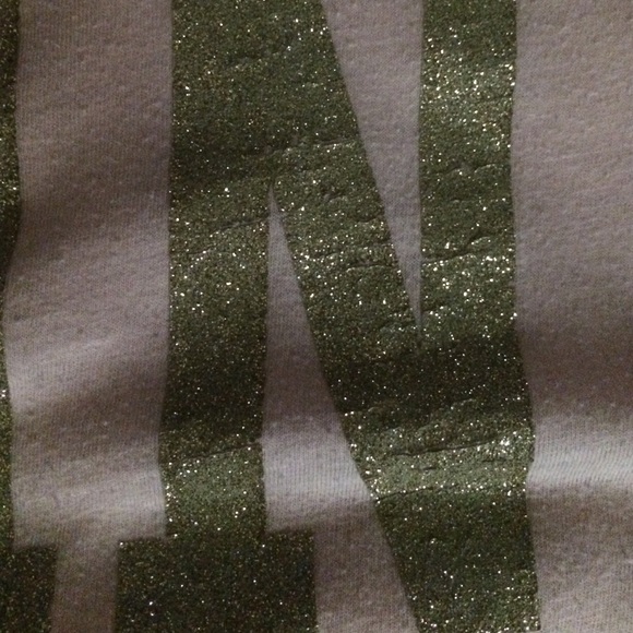 Cute VS tee shirt - Picture 2 of 3