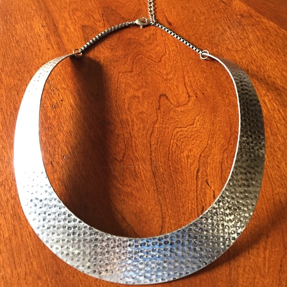 Jewelry - Silver U necklace with design