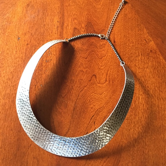 Silver U necklace with design - Picture 2 of 3