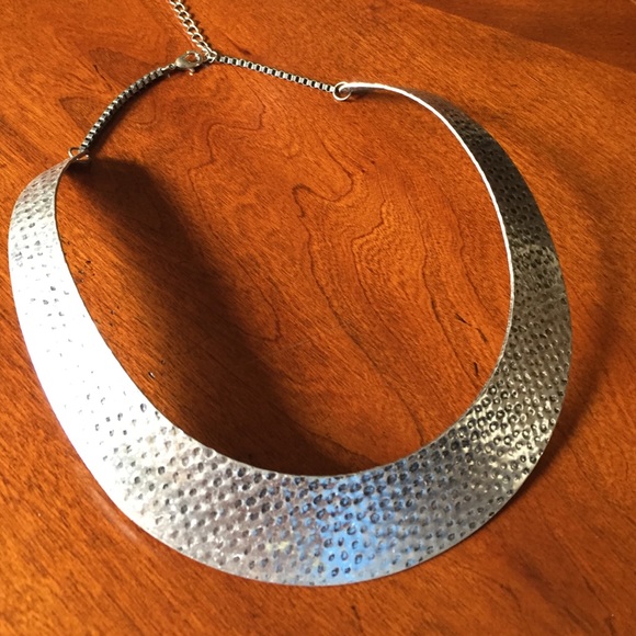 Silver U necklace with design - Picture 3 of 3