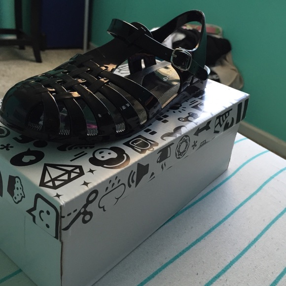 Black jelly sandals